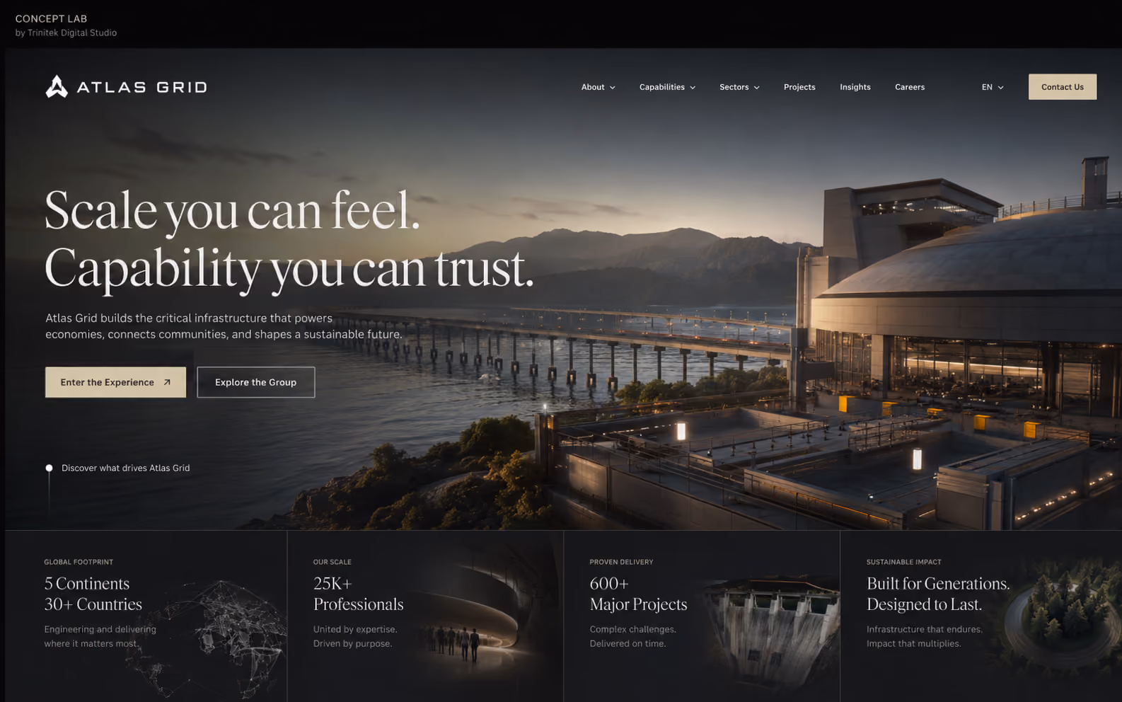 Concept di sito web immersivo di fascia signature per un gruppo infrastrutturale: hero cinematografico su un ponte e un terminal illuminati al tramonto, titolo serif chiaro su due righe, invito a entrare nell'esperienza e fascia di quattro riquadri su presenza internazionale, dimensione dell'organizzazione, progetti realizzati e impatto sostenibile.