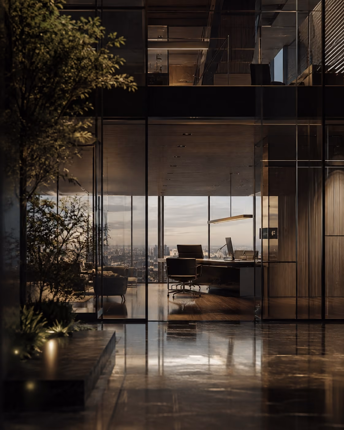 Ufficio aziendale contemporaneo con pareti vetrate e vista sullo skyline.