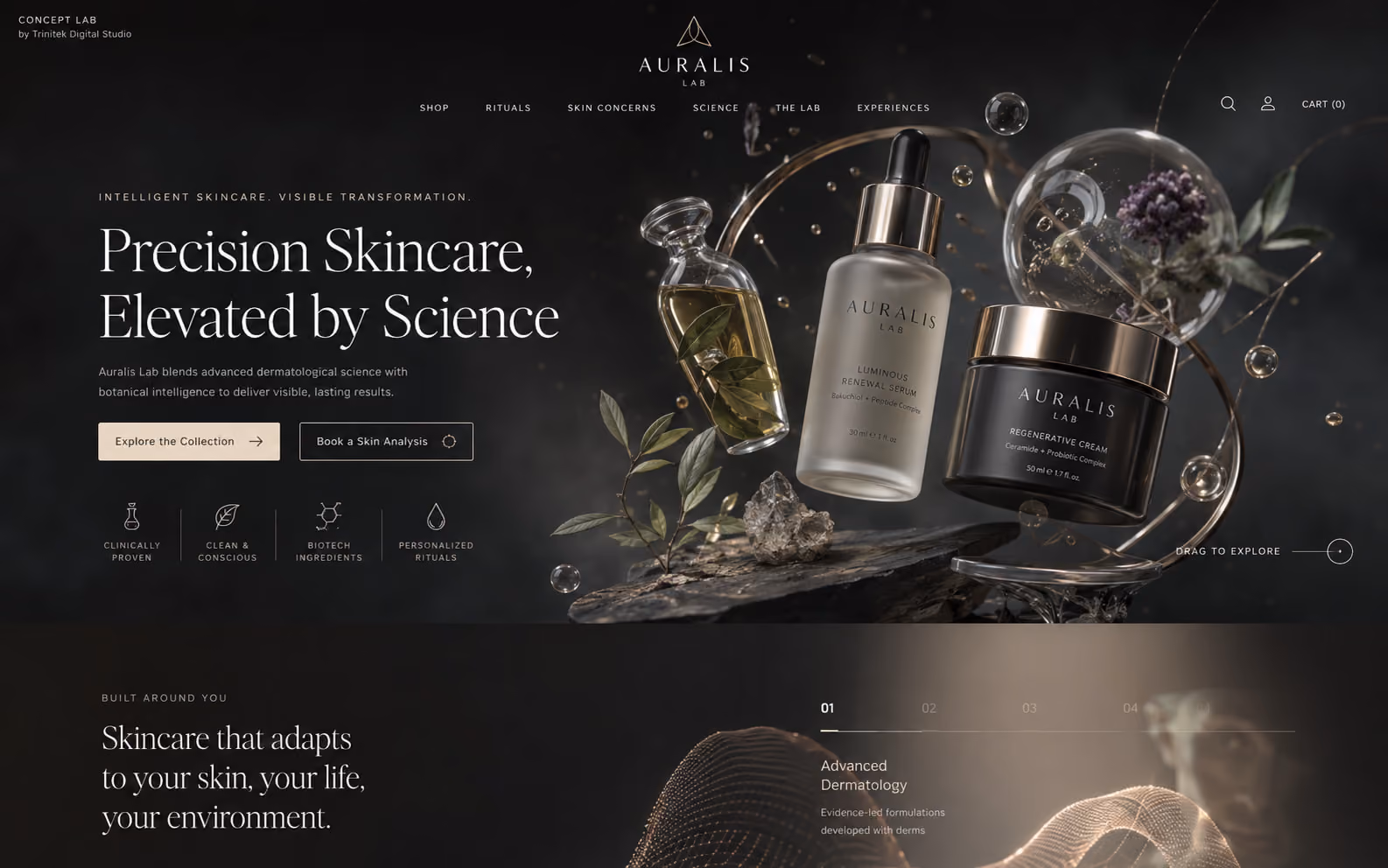 Concept di sito web interattivo per skincare: flaconi e barattoli sospesi in una composizione tridimensionale scura con botaniche e riflessi, e invito a trascinare per esplorare.
