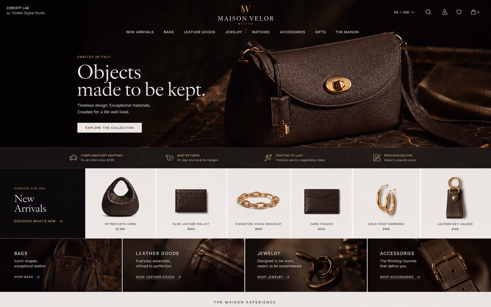 Concept di e-commerce luxury per accessori: fondo marrone scuro con macrofotografia di una borsa in pelle, titolo serif chiaro su due righe, fascia di servizi su spedizione, resi e personalizzazione, riga di sei accessori con prezzi e quattro riquadri di reparto su borse, pelletteria, gioielli e accessori.