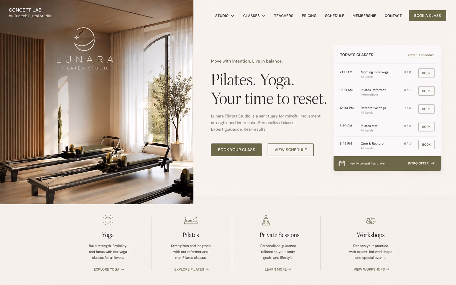 Concept di sito web per uno studio di pilates e yoga: composizione chiara in toni avorio e verde salvia, fotografia di una sala con reformer accanto al titolo serif e riquadro con le lezioni del giorno prenotabili.