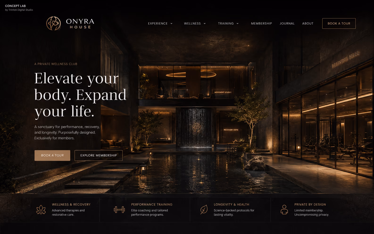 Concept di sito web immersivo di fascia signature per un club wellness: scena notturna di una corte interna con specchio d'acqua, cascata illuminata e sala training a vetri, con titolo serif chiaro e fascia sui servizi del club.