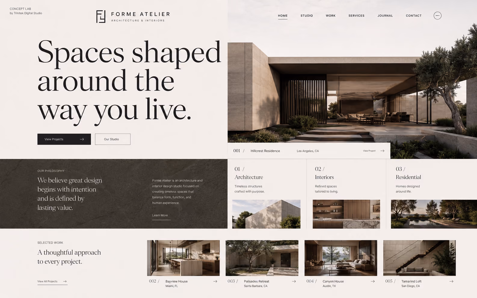 Concept di sito web per uno studio di architettura e interior: impaginazione editoriale chiara in toni sabbia, titolo serif di grande formato a sinistra, fotografia di una residenza contemporanea a destra con selettore dei progetti, e griglia di lavori selezionati in basso.