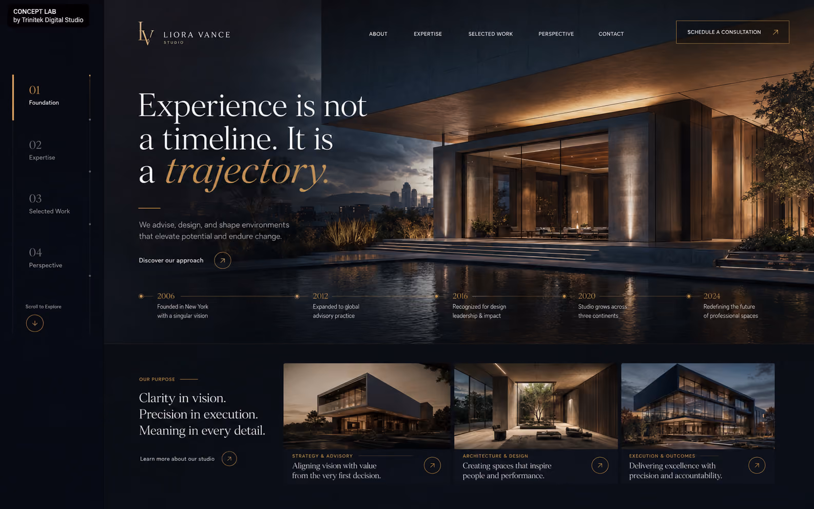 Concept di sito web cinematografico per uno studio professionale: scena notturna di una residenza contemporanea illuminata, indice dei capitoli numerato sulla sinistra, titolo serif con una parola in corsivo oro, linea del tempo delle tappe e fascia inferiore con tre schede su visione, progetto ed esecuzione.