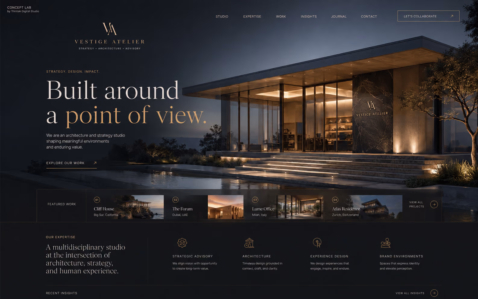 Concept di sito web immersivo di fascia signature per uno studio professionale: architettura contemporanea illuminata al tramonto, wordmark serif oro con monogramma, titolo su due righe con accento oro, fascia di progetti selezionati e blocco sulle aree di competenza.