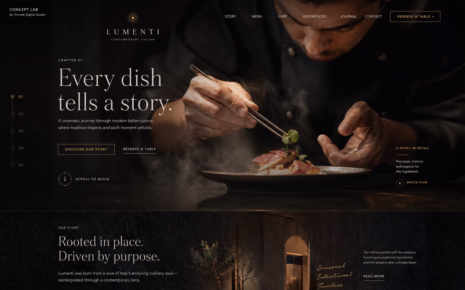 Concept di sito web cinematografico per la ristorazione: scena scura del passaggio in cucina, indice dei capitoli sulla sinistra e invito a scorrere.