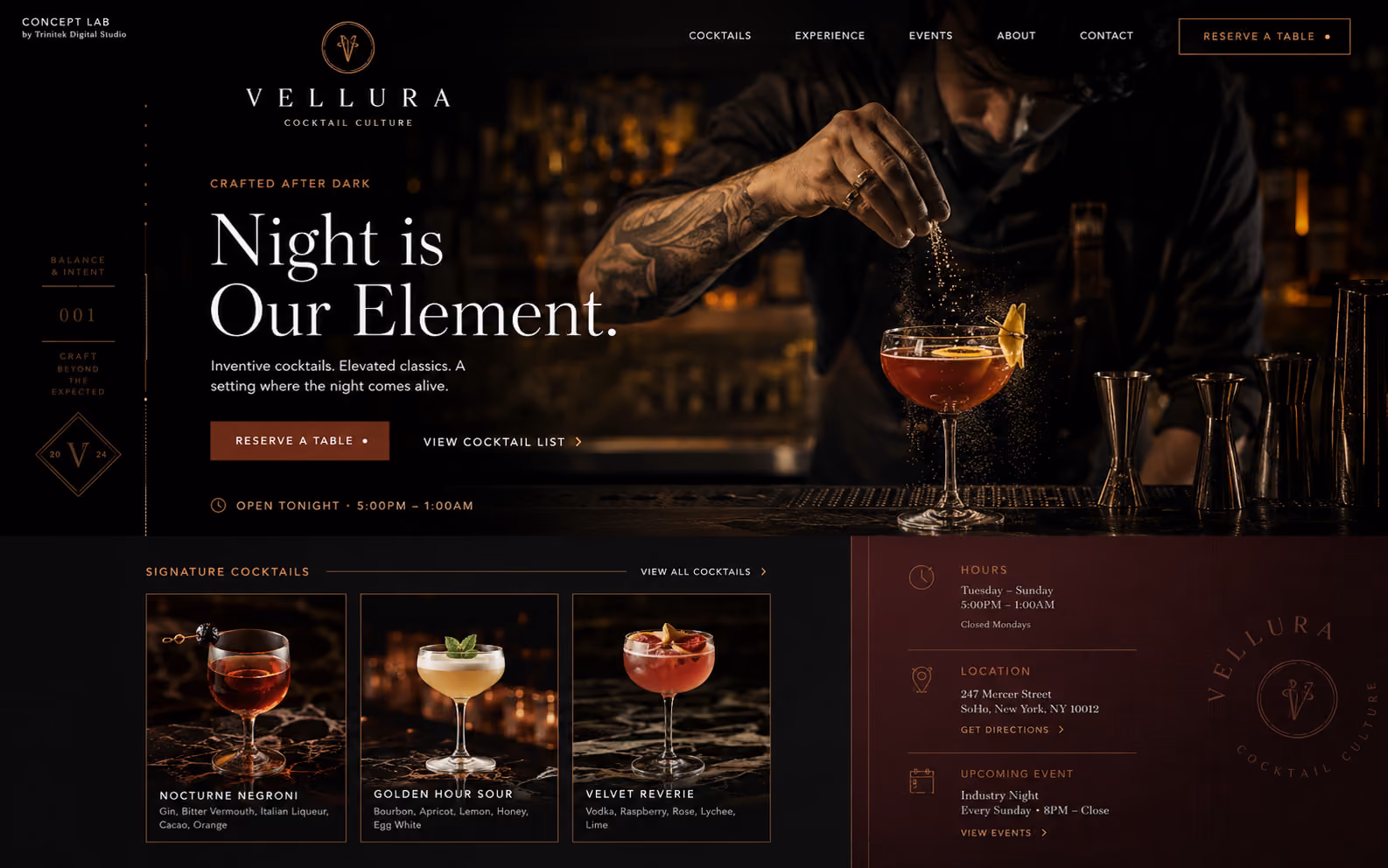 Concept di sito web per un cocktail bar: fondo scuro, accenti oro, immagine del bancone e vetrina dei cocktail della casa con orari e indirizzo.